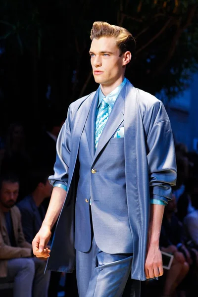 Look 18